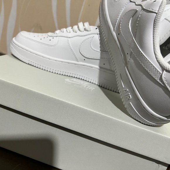Athletic_Shoes